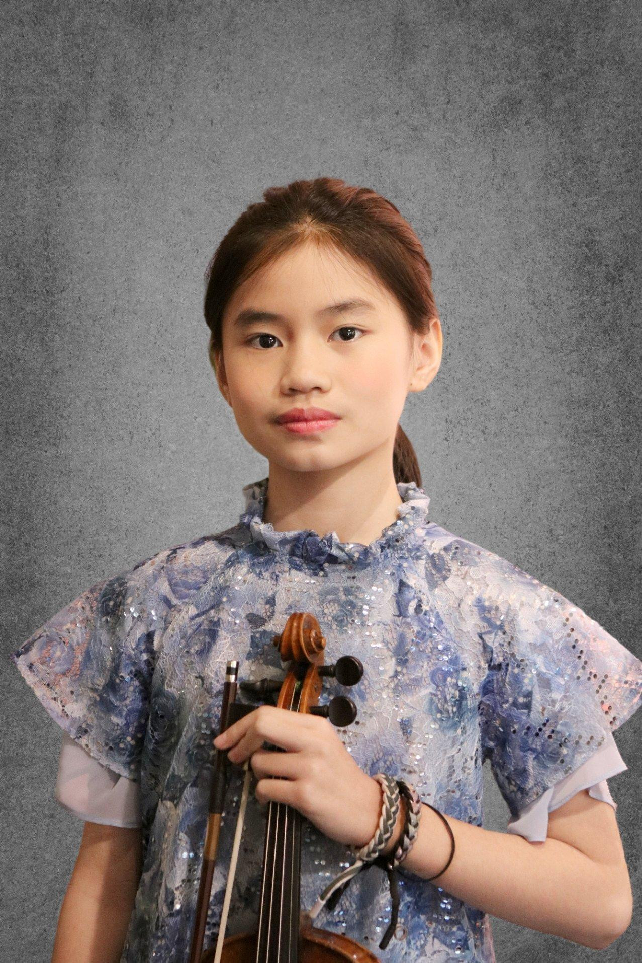 Nguyễn Nguyên Lê - Học sinh năm thứ 5, Khoa Đàn dây, Học viện Âm nhạc Quốc gia Việt Nam.