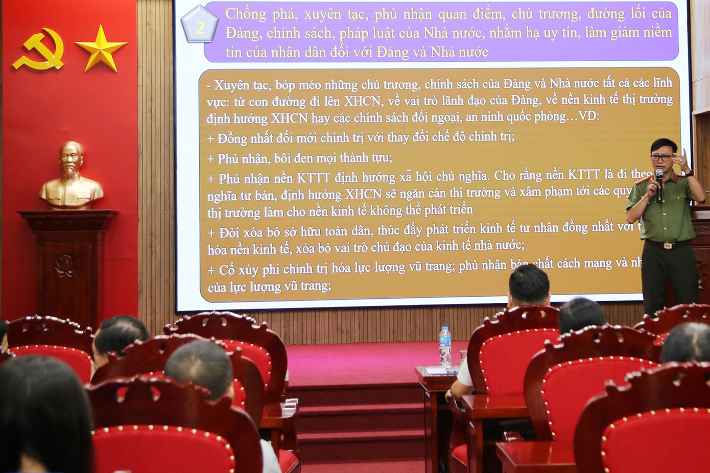 Các diễn giả thông tin tại chương trình.