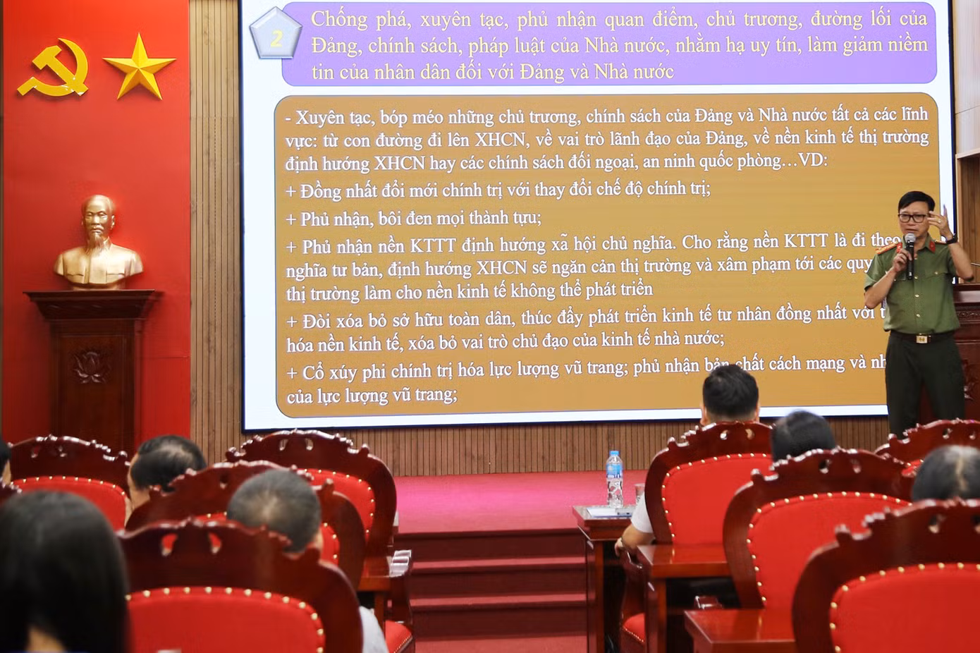 Các diễn giả thông tin tại chương trình.