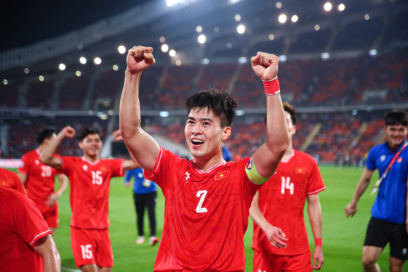 Cầu thủ Đỗ Duy Mạnh, sinh ngày 29/9/1996, là một thành viên của Đội tuyển bóng đá quốc gia Việt Nam. Anh giành Huy chương Vàng tại giải Vô địch Bóng đá Đông Nam Á 2024 và được tặng Huân chương Lao động vào các năm 2018 và 2025. Đỗ Duy Mạnh cũng vô địch Giải bóng đá Đông Nam Á 2018, 2025 và AFF Suzuki Cup 2018. Anh đã giành nhiều danh hiệu cao quý tại V.League 1, Cúp Quốc gia và Siêu cúp Quốc gia. Đỗ Duy Mạnh còn được vinh danh là "Tiền vệ chơi hay nhất Đông Nam Á" năm 2018. Cầu thủ Đỗ Duy Mạnh, sinh ngày 29/9/1996, là một thành viên của Đội tuyển bóng đá quốc gia Việt Nam. Anh giành Huy chương Vàng tại giải Vô địch Bóng đá Đông Nam Á 2024 và được tặng Huân chương Lao động vào các năm 2018 và 2025. Đỗ Duy Mạnh cũng vô địch Giải bóng đá Đông Nam Á 2018, 2025 và AFF Suzuki Cup 2018. Anh đã giành nhiều danh hiệu cao quý tại V.League 1, Cúp Quốc gia và Siêu cúp Quốc gia. Đỗ Duy Mạnh còn được vinh danh là "Tiền vệ chơi hay nhất Đông Nam Á" năm 2018.