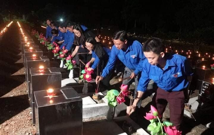 Đoàn viên, thanh niên cả nước tổ chức chương trình thắp nến tri ân tại các nghĩa trang Nhân dịp 74 năm Ngày Thương binh - Liệt sỹ (27/7/1947 - 27/7/2021).