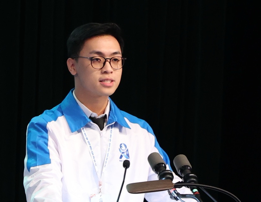 Nguyễn Tuấn Thành - Chủ tịch Hội Sinh viên trường Quốc tế (ĐHQG Hà Nội) trình bày thư gửi Hội viên, sinh viên Việt Nam trong và ngoài nước.