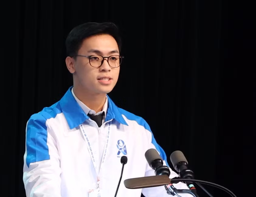 Nguyễn Tuấn Thành - Chủ tịch Hội Sinh viên trường Quốc tế (ĐHQG Hà Nội) trình bày thư gửi Hội viên, sinh viên Việt Nam trong và ngoài nước.
