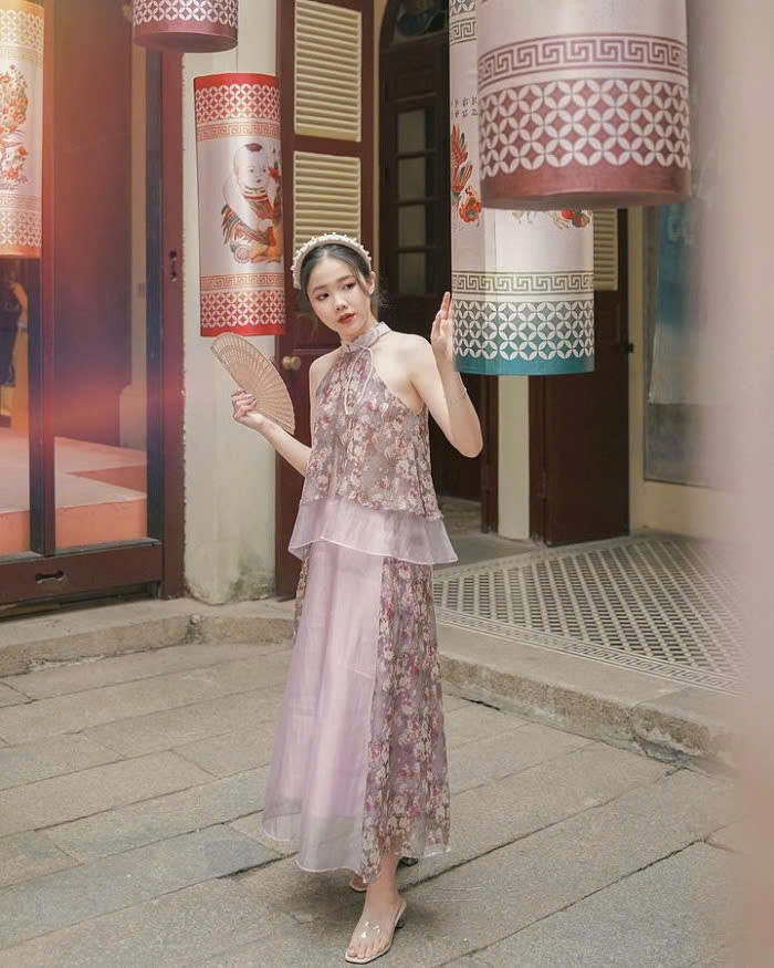 Nhiều bạn trẻ lên đồ cầu kỳ để có bức hình ưng ý tại Trung tâm Văn hóa nghệ thuật số 22 phố Hàng Buồm. Nhiều bạn trẻ lên đồ cầu kỳ để có bức hình ưng ý tại Trung tâm Văn hóa nghệ thuật số 22 phố Hàng Buồm.