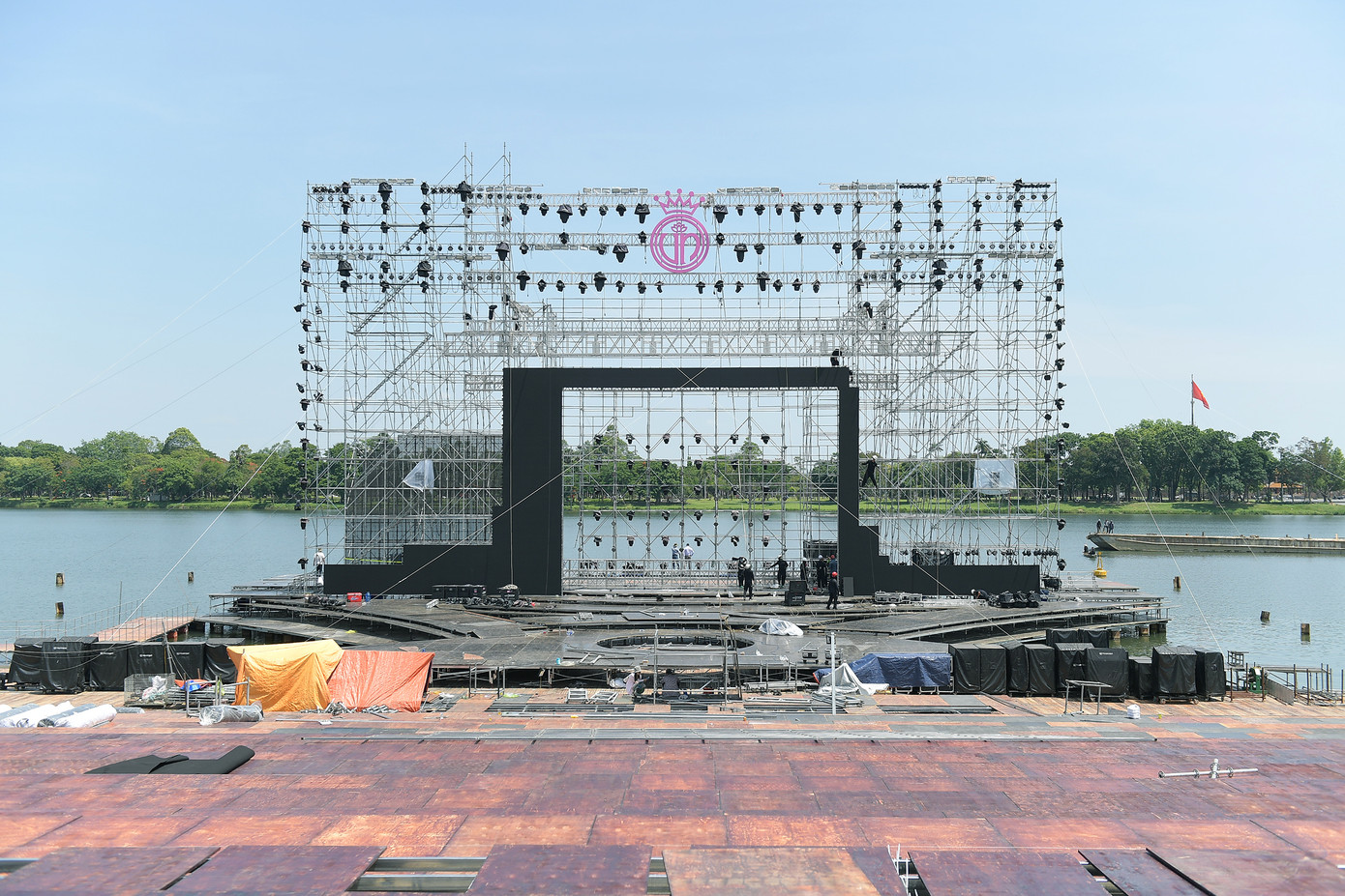 Sân khấu đêm chung kết Hoa hậu Việt Nam 2024 đã thành hình.