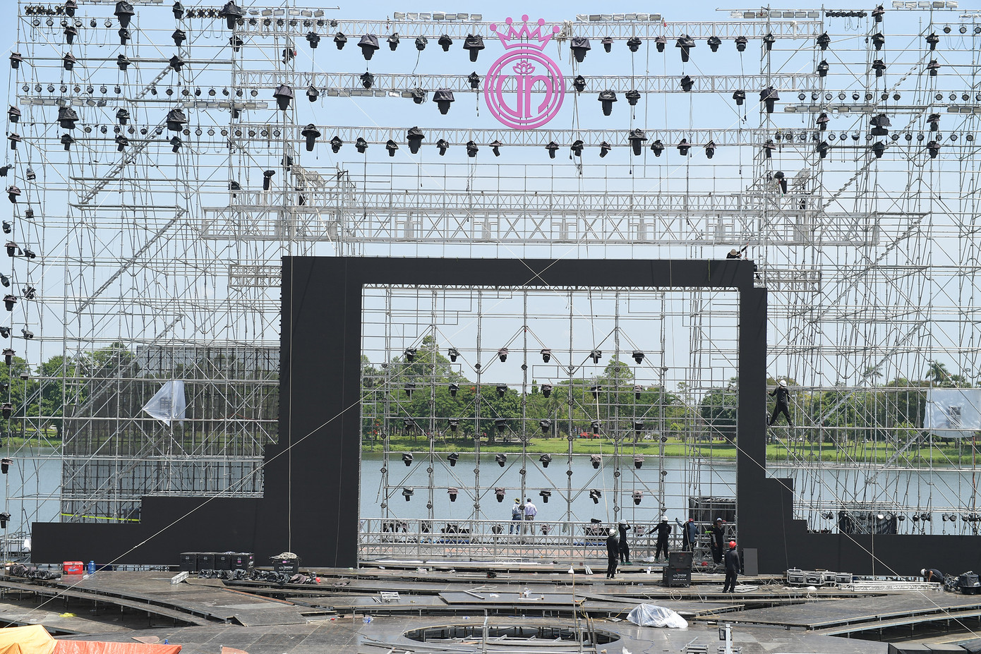 “Huế mộng mơ, sông Hương thơ tình và nhan sắc Việt - tất cả sẽ hòa quyện trong một đêm thi đáng nhớ”, đạo diễn sân khấu chia sẻ.