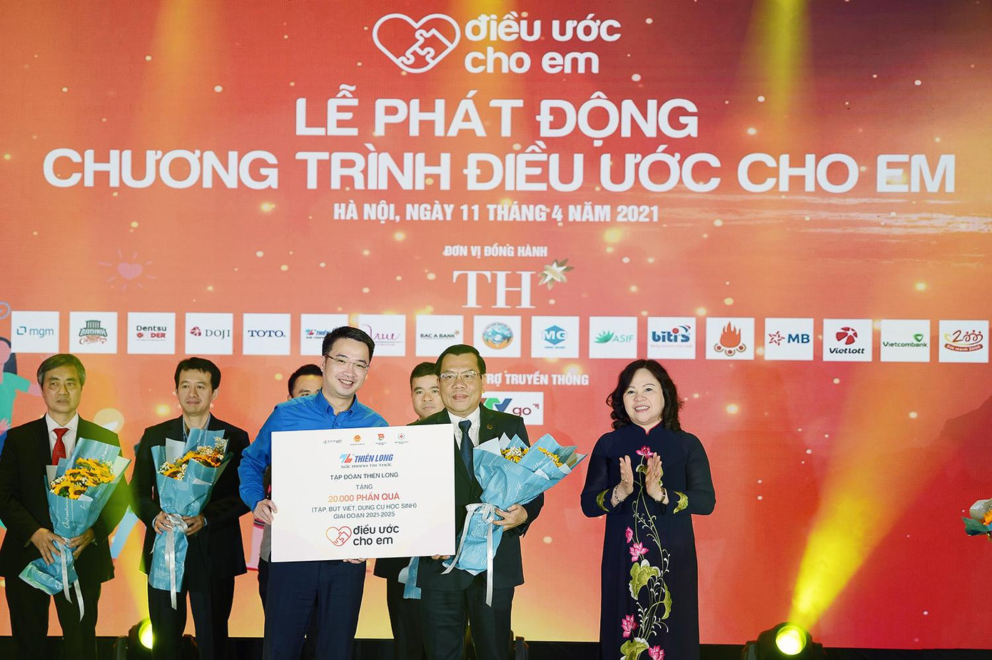 Đại diện Tập đoàn Thiên Long trao phần qùa hỗ trợ cho chương trình. Đại diện Tập đoàn Thiên Long trao phần qùa hỗ trợ cho chương trình.