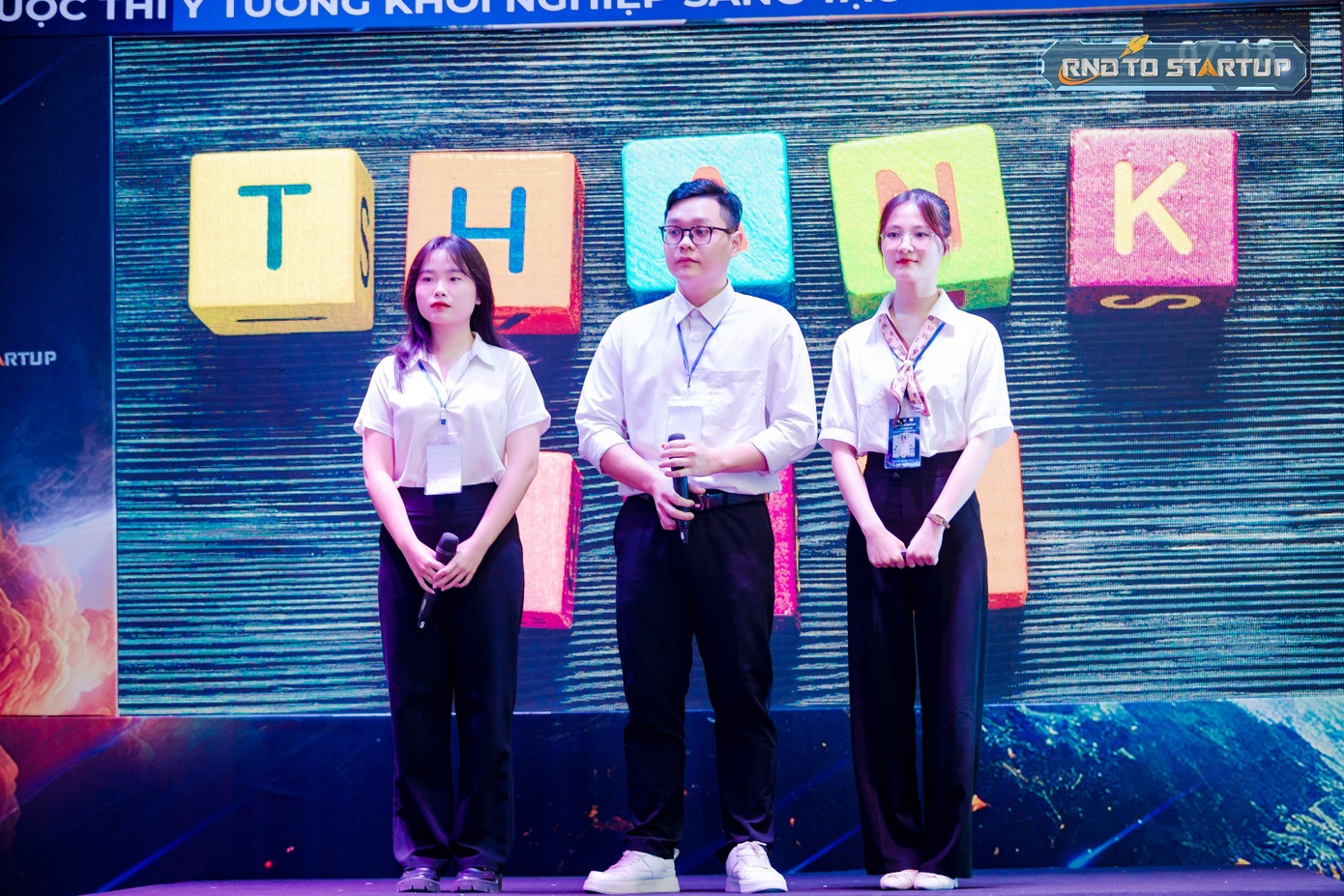 Nhóm cá dự án trình bày tại đêm Chung kết. Nhóm cá dự án trình bày tại đêm Chung kết.