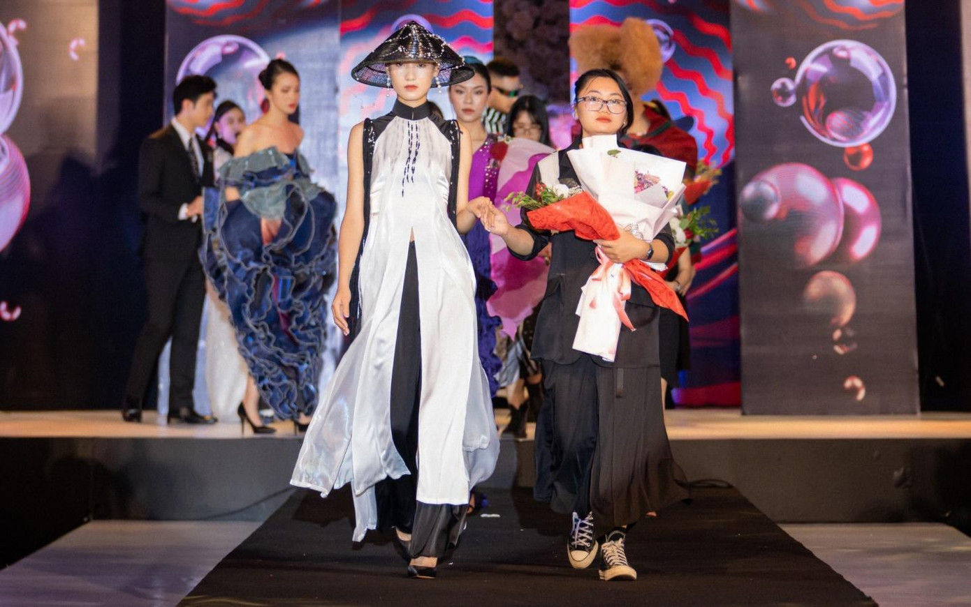 Thu Hằng cùng bộ sưu tập “Diễm” trên sân khấu Lễ công bố "Vietnam International Fashion Tour 2022". Thu Hằng cùng bộ sưu tập “Diễm” trên sân khấu Lễ công bố "Vietnam International Fashion Tour 2022".