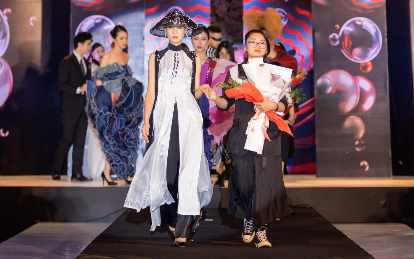 Thu Hằng cùng bộ sưu tập “Diễm” trên sân khấu Lễ công bố "Vietnam International Fashion Tour 2022".