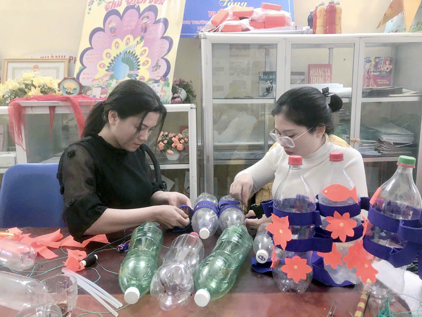 Các sáng kiến như "máy sấy hoa quả" và "áo phao, bè phao bơi từ chai nhựa" đã giúp cô giành nhiều giải thưởng.