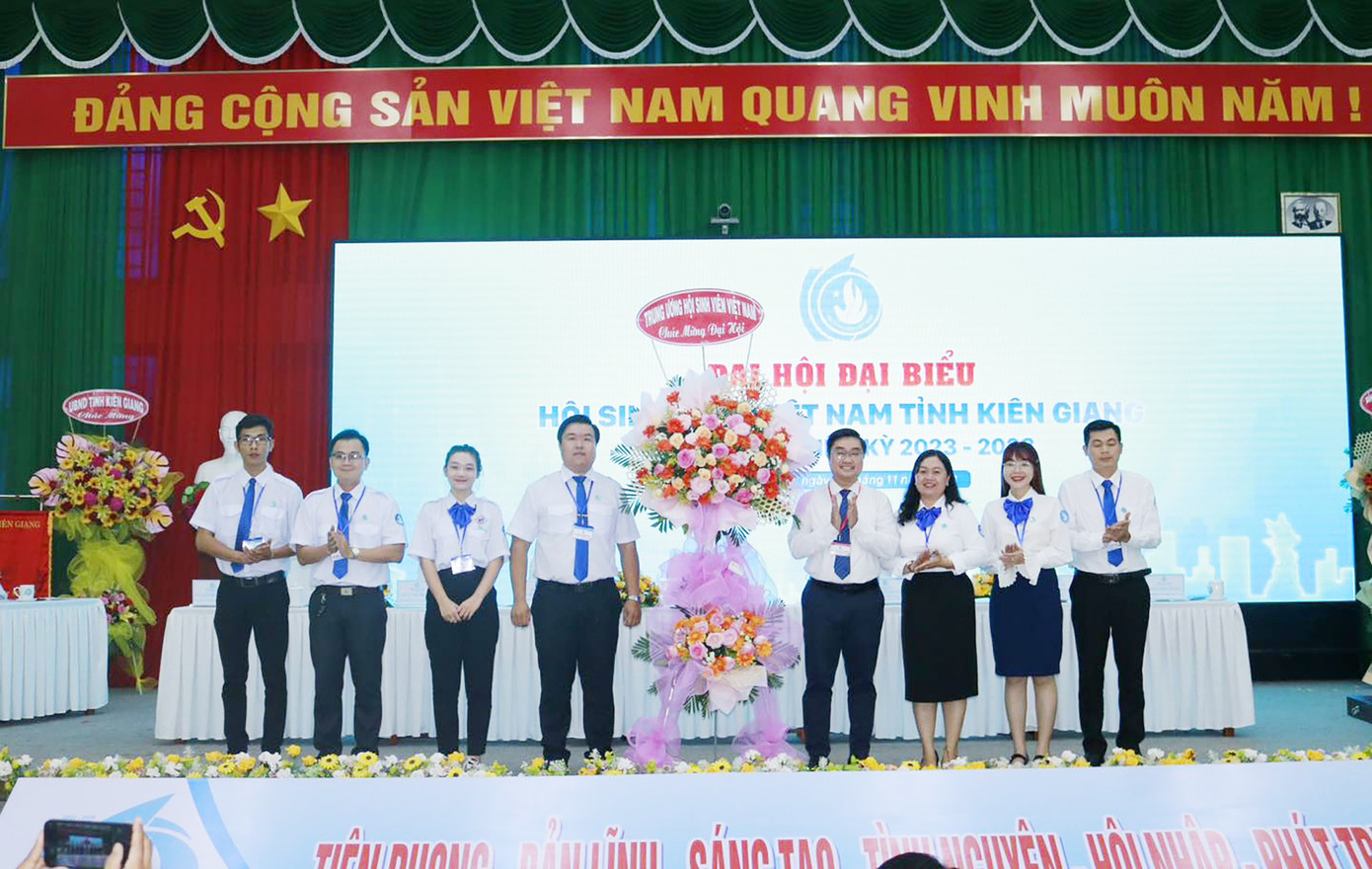 Thường trực T.Ư Hội Sinh viên Việt Nam tặng hoa chúc mừng Đại hội.