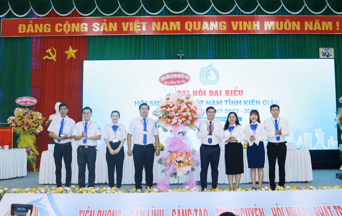 Thường trực T.Ư Hội Sinh viên Việt Nam tặng hoa chúc mừng Đại hội.