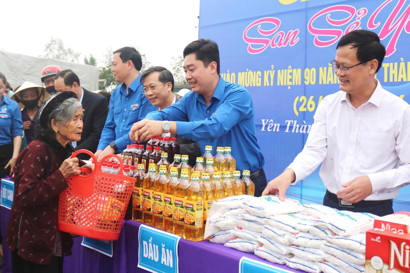 Gian hàng san sẻ yêu thương trong chương trình Ngày hội thanh niên năm 2021 tại tỉnh Nghệ An.