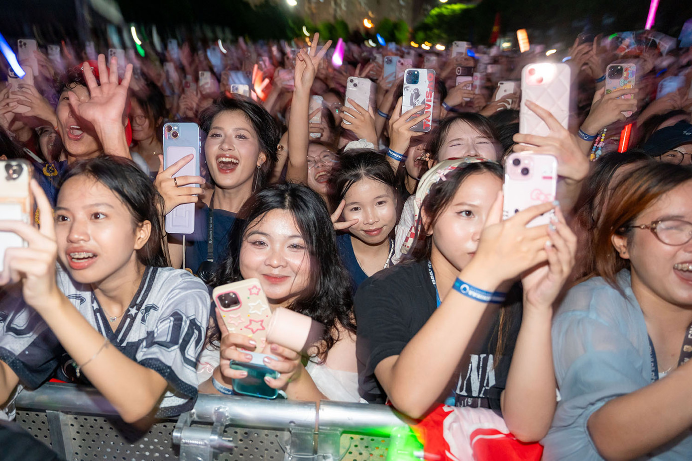 Gần 15.000 khán giả tham dự lễ hội âm nhạc Colorstorm 2025 tại Đại học Phenikaa. Ảnh: BTC