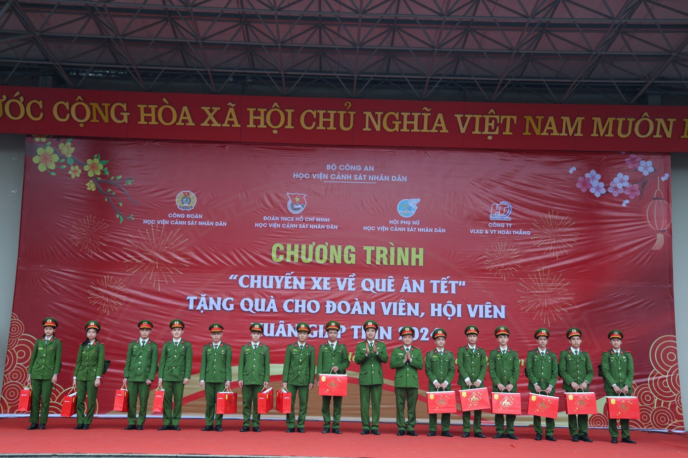 Hơn 300 học viên trở về quê đón Tết Giáp Thìn 2024. Hơn 300 học viên trở về quê đón Tết Giáp Thìn 2024.