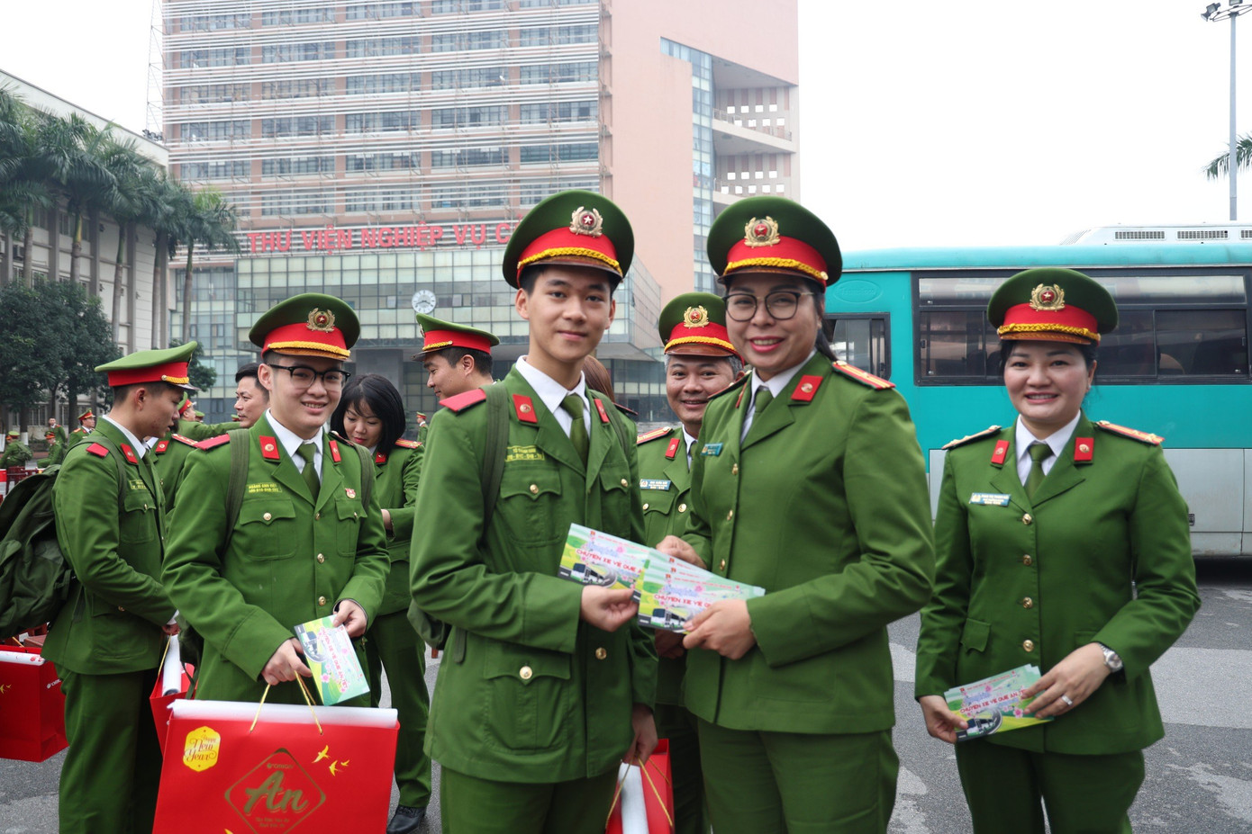 Lãnh đạo Học viện Cảnh sát nhân dân tặng vé xe miễn phí về quê đón Tết cho các học viên. Lãnh đạo Học viện Cảnh sát nhân dân tặng vé xe miễn phí về quê đón Tết cho các học viên.