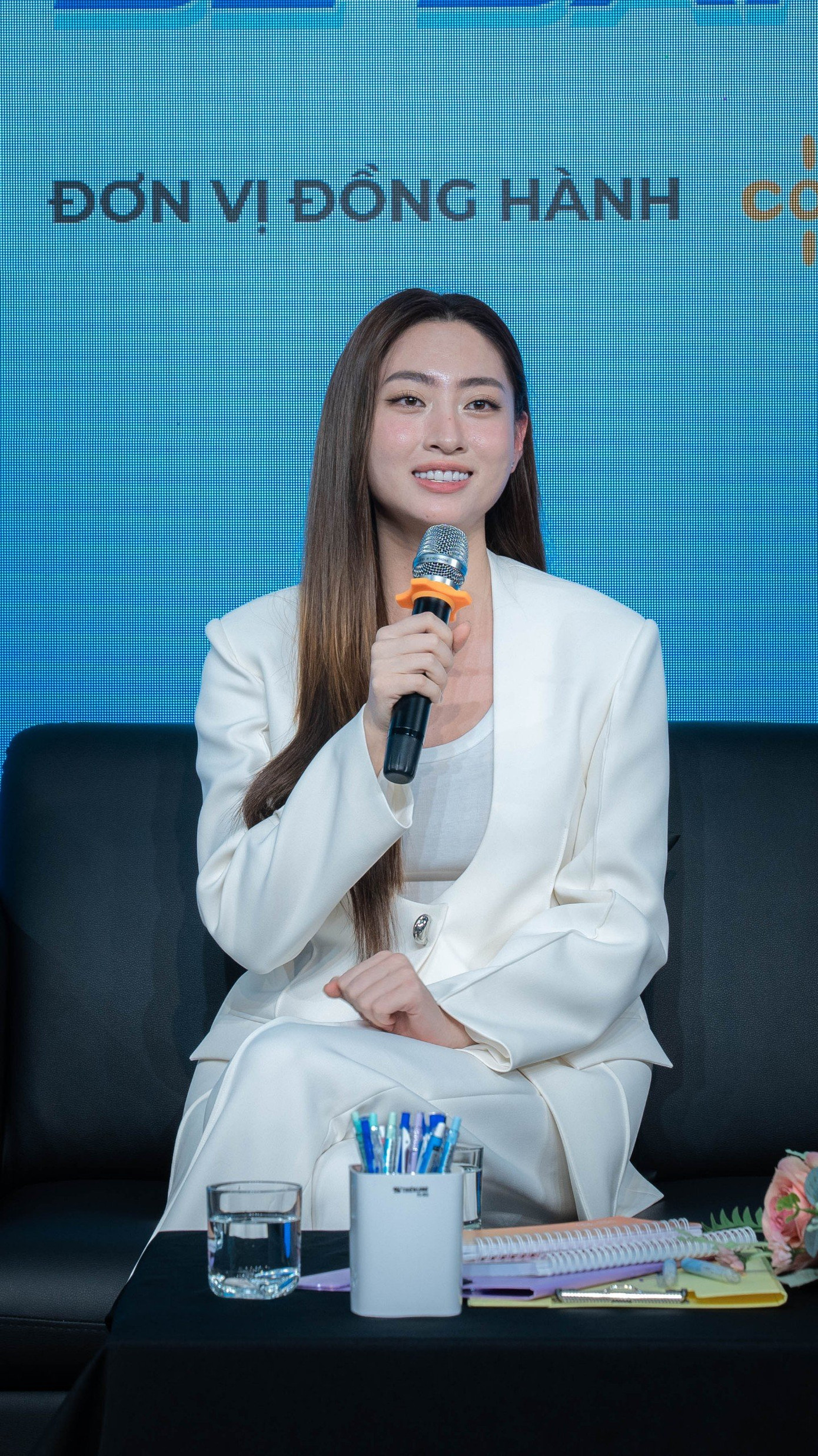 “Linh có một gợi ý, mỗi khi gặp phải vấn đề, thay vì hỏi tại sao điều này lại đến với mình, thì Linh sẽ đặt câu hỏi "làm thế nào để giải quyết?", chỉ một thay đổi nhỏ từ Why thành How thì bạn sẽ có cho mình một tinh thần sẵn sàng hơn để đón nhận những thử thách. Cuối cùng, Linh chúc các bạn thật vững tâm và thi thật tốt”, Hoa Hậu Lương Thùy Linh nói. “Linh có một gợi ý, mỗi khi gặp phải vấn đề, thay vì hỏi tại sao điều này lại đến với mình, thì Linh sẽ đặt câu hỏi "làm thế nào để giải quyết?", chỉ một thay đổi nhỏ từ Why thành How thì bạn sẽ có cho mình một tinh thần sẵn sàng hơn để đón nhận những thử thách. Cuối cùng, Linh chúc các bạn thật vững tâm và thi thật tốt”, Hoa Hậu Lương Thùy Linh nói.