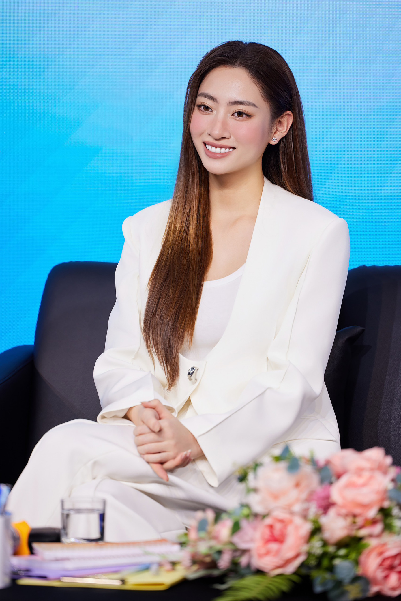 Chia sẻ với Sinh Viên Việt Nam, Hoa Hậu Lương Thùy Linh cho biết: “Linh đã có khoảng thời gian bổ ích khi cùng trò chuyện tại Talkshow “Tâm lý vững vàng - dễ dàng vượt khó” vừa qua. Qua những chia sẻ của Linh cũng như các khách mời trong chương trình, Linh tin rằng các bạn sẽ hiểu được rằng, đây là ngưỡng cửa mà ai cũng sẽ bước qua, quan trọng là chúng ta dùng tâm thế nào để đón nhận những thử thách”. Chia sẻ với Sinh Viên Việt Nam, Hoa Hậu Lương Thùy Linh cho biết: “Linh đã có khoảng thời gian bổ ích khi cùng trò chuyện tại Talkshow “Tâm lý vững vàng - dễ dàng vượt khó” vừa qua. Qua những chia sẻ của Linh cũng như các khách mời trong chương trình, Linh tin rằng các bạn sẽ hiểu được rằng, đây là ngưỡng cửa mà ai cũng sẽ bước qua, quan trọng là chúng ta dùng tâm thế nào để đón nhận những thử thách”.