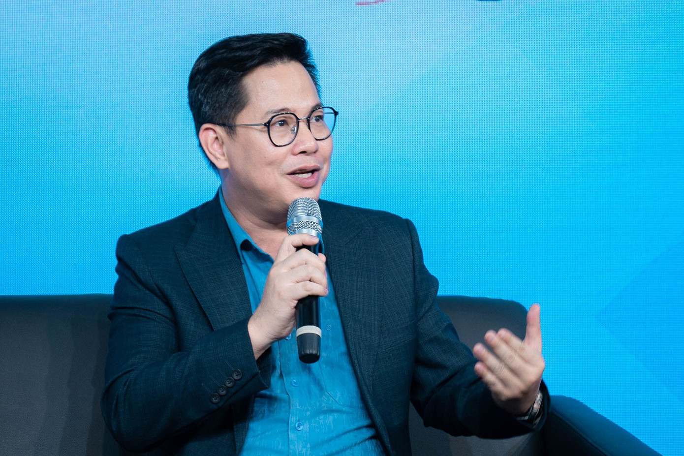 PGS. TS Trần Thành Nam chia sẻ: “Đại học hay bất cứ một hình thức đào tạo nào không quyết định thành công của bạn trong tương lai, điều quan trọng là chính con người bạn, hãy tin vào bản thân mình sẽ làm được và quyết định tương lai của chính mình. Kỳ thi tốt nghiệp THPT nói riêng hay các kỳ thi trước mắt nói chung đều là những bước đệm, những thử thách ban đầu để bạn chứng minh bản thân của mình mà thôi, trên đường đời còn có nhiều thử thách khó khăn hơn bạn sẽ gặp phải. Hãy tin vào chính mình”. PGS. TS Trần Thành Nam chia sẻ: “Đại học hay bất cứ một hình thức đào tạo nào không quyết định thành công của bạn trong tương lai, điều quan trọng là chính con người bạn, hãy tin vào bản thân mình sẽ làm được và quyết định tương lai của chính mình. Kỳ thi tốt nghiệp THPT nói riêng hay các kỳ thi trước mắt nói chung đều là những bước đệm, những thử thách ban đầu để bạn chứng minh bản thân của mình mà thôi, trên đường đời còn có nhiều thử thách khó khăn hơn bạn sẽ gặp phải. Hãy tin vào chính mình”.