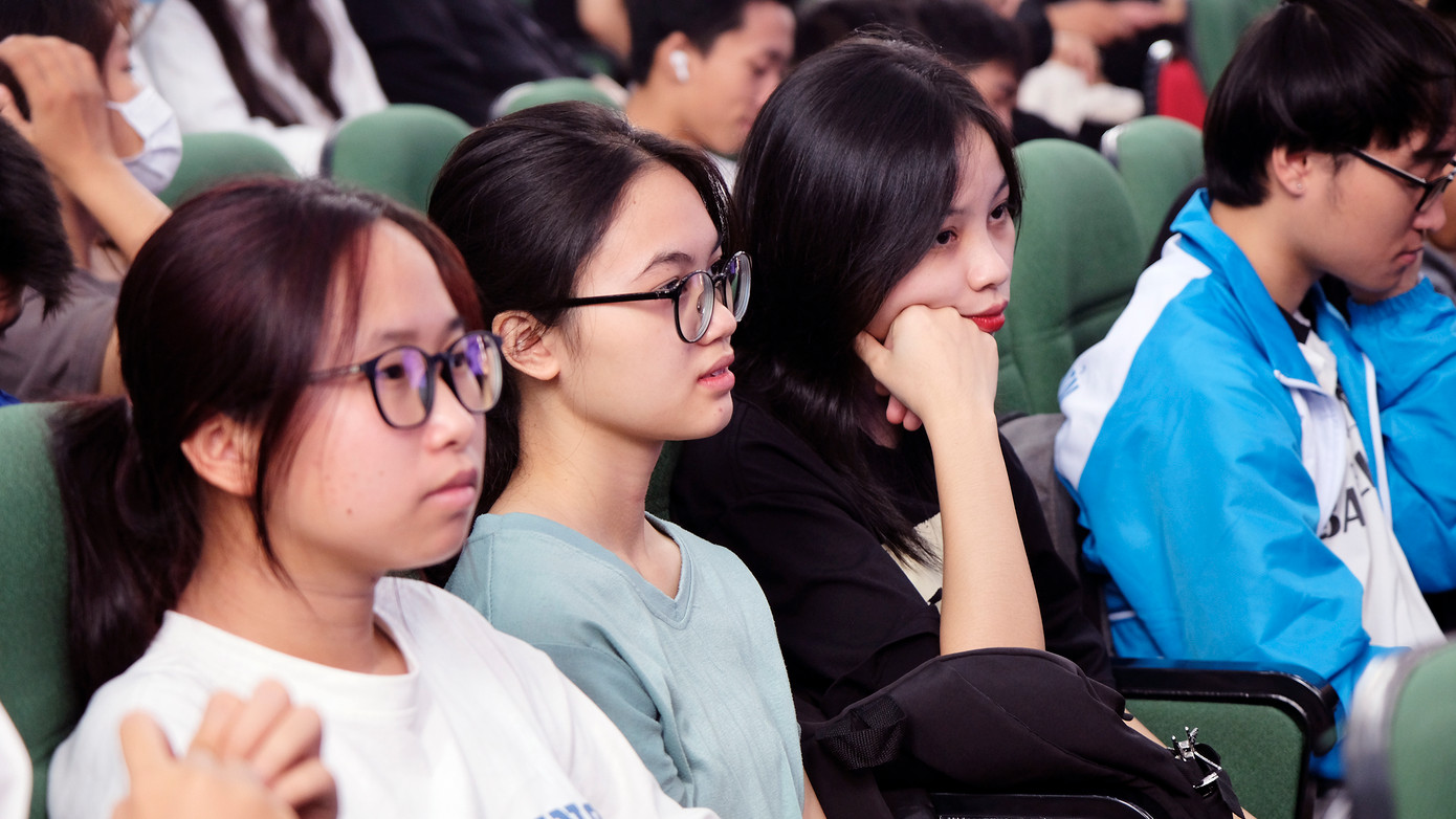 Chương trình thu hút gần 1.000 sinh viên tham dự.