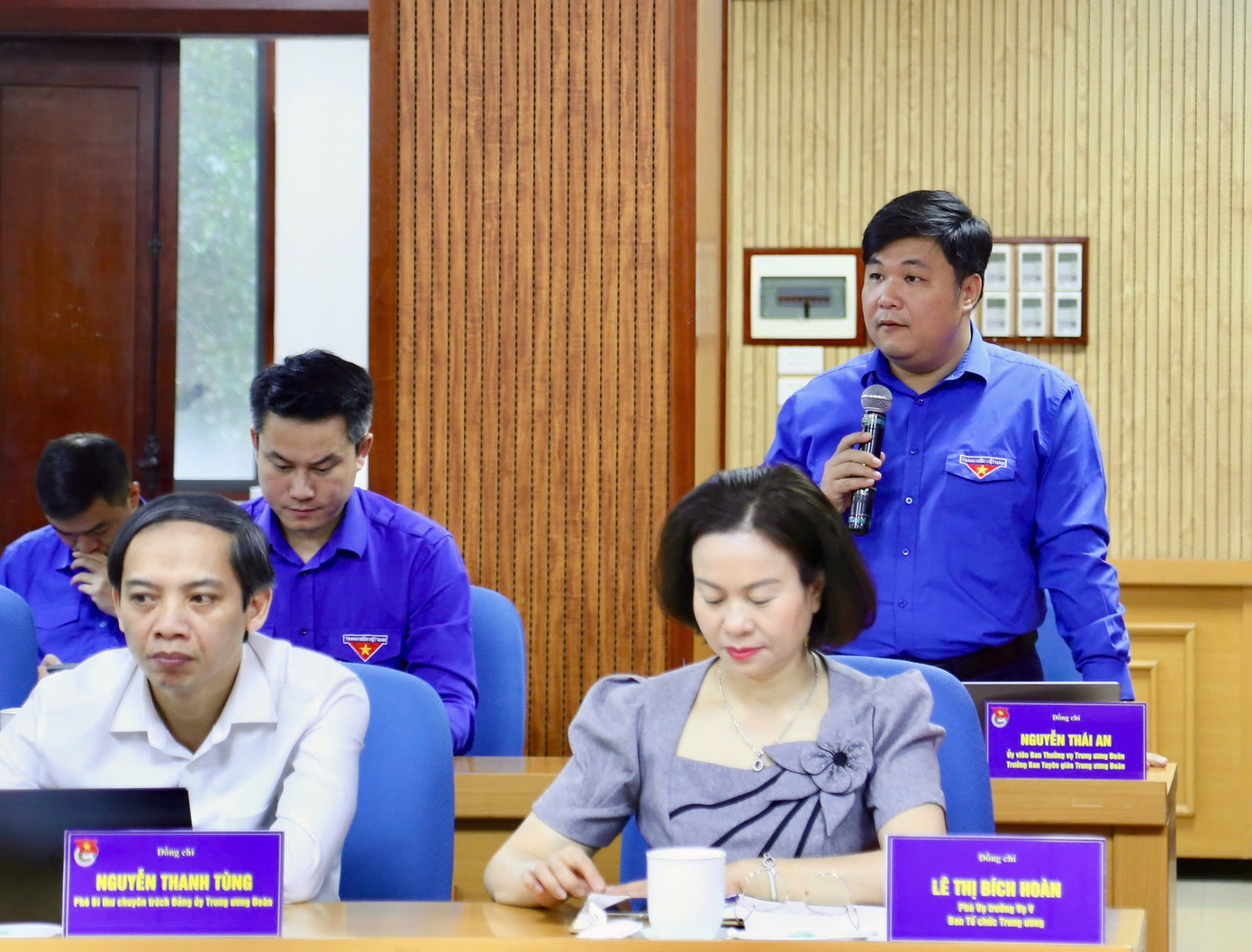 Các đại biểu phát biểu tại Hội nghị. Các đại biểu phát biểu tại Hội nghị.