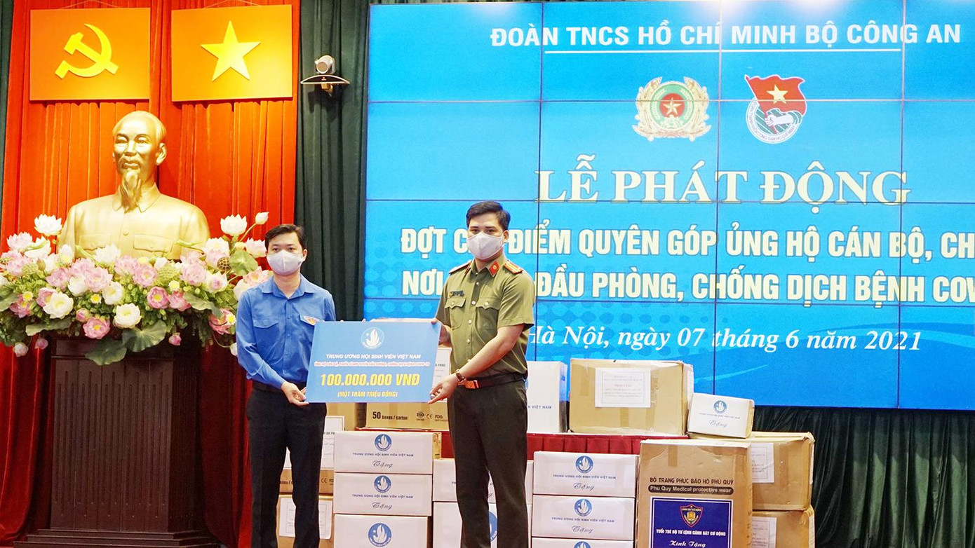 Anh Nguyễn Minh Triết, Phó Chủ tịch thường trực T.Ư Hội Sinh viên Việt Nam trao phần quà trị giá 100 triệu đồng hỗ trợ chiến sĩ công an nhân dân nới tuyến đầu chống dịch COVID-19.