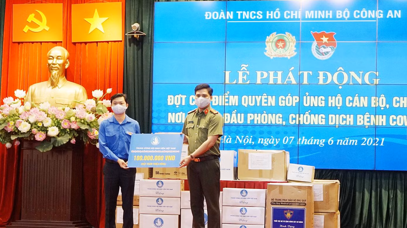 Anh Nguyễn Minh Triết, Phó Chủ tịch thường trực T.Ư Hội Sinh viên Việt Nam trao phần quà trị giá 100 triệu đồng hỗ trợ chiến sĩ công an nhân dân nới tuyến đầu chống dịch COVID-19.