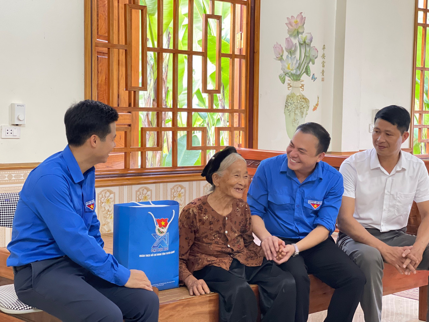 Đoàn viên, thanh niên thăm hỏi Mẹ Việt Nam Anh hùng. Đoàn viên, thanh niên thăm hỏi Mẹ Việt Nam Anh hùng.