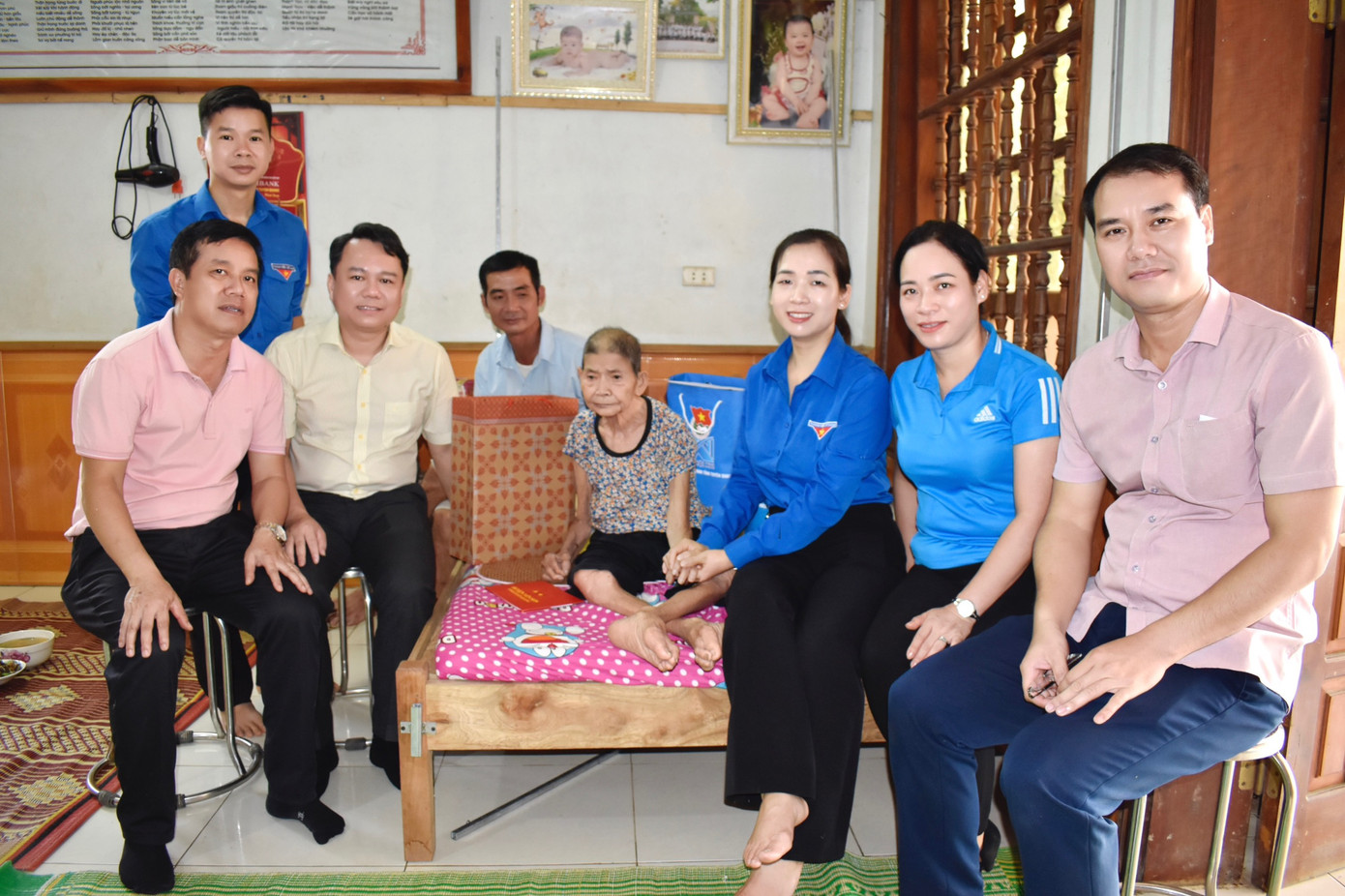 Chị Dương Minh Nguyệt - Bí thư Tỉnh Đoàn, Chủ tịch Hội LHTN tỉnh Tuyên Quang, thăm hỏi tặng quà cụ Ma Thị Kẹ, thôn Làng Hản, xã Kim Quan (Yên Sơn). Chị Dương Minh Nguyệt - Bí thư Tỉnh Đoàn, Chủ tịch Hội LHTN tỉnh Tuyên Quang, thăm hỏi tặng quà cụ Ma Thị Kẹ, thôn Làng Hản, xã Kim Quan (Yên Sơn).