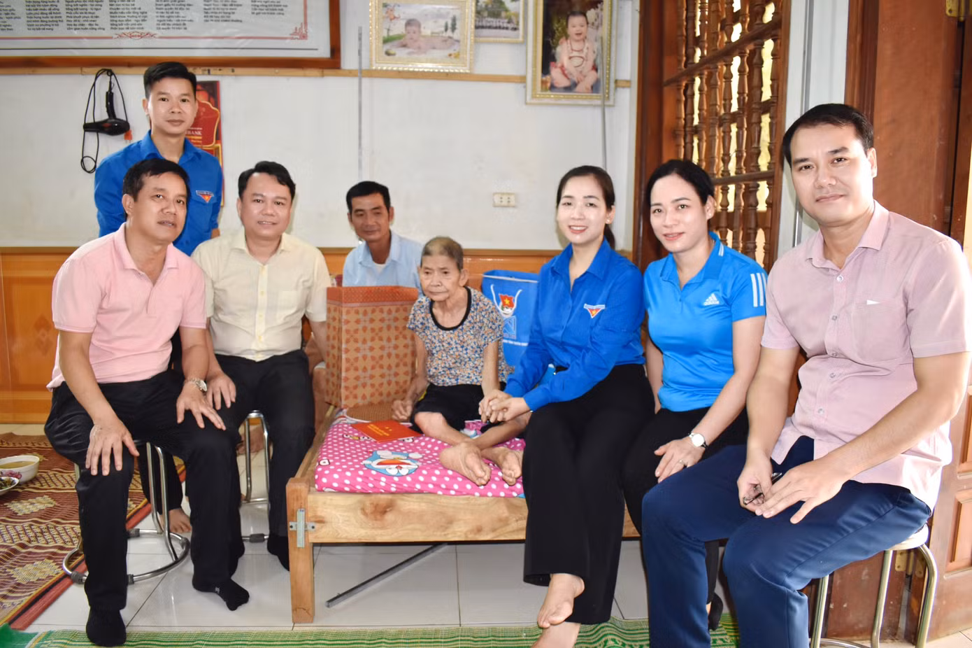 Chị Dương Minh Nguyệt - Bí thư Tỉnh Đoàn, Chủ tịch Hội LHTN tỉnh Tuyên Quang, thăm hỏi tặng quà cụ Ma Thị Kẹ, thôn Làng Hản, xã Kim Quan (Yên Sơn).