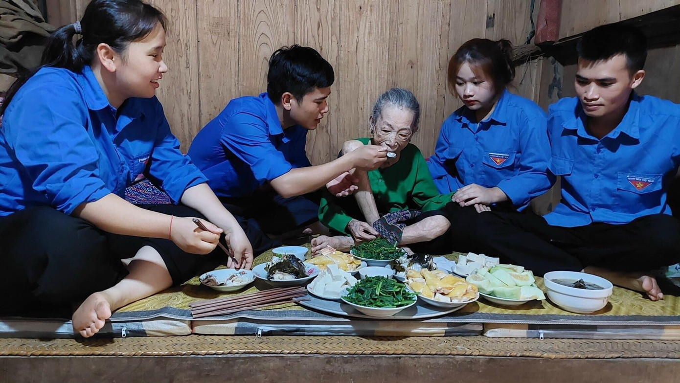 Bữa cơm tri ân kỷ niệm 76 năm Ngày Thương binh liệt sĩ. Bữa cơm tri ân kỷ niệm 76 năm Ngày Thương binh liệt sĩ.