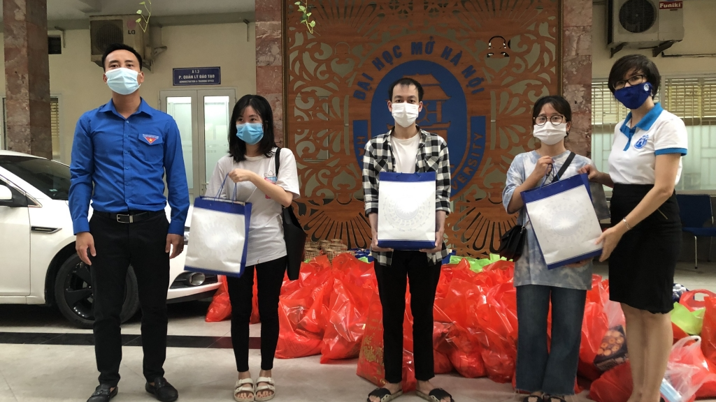 Hà Nội: Sinh viên 11 trường đại học, học viện, cao đẳng nhận quà “Vượt qua Covid”