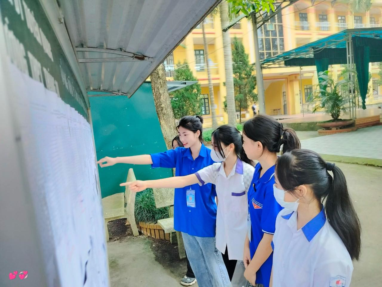 Tình nguyện viên hỗ trợ thí sinh.