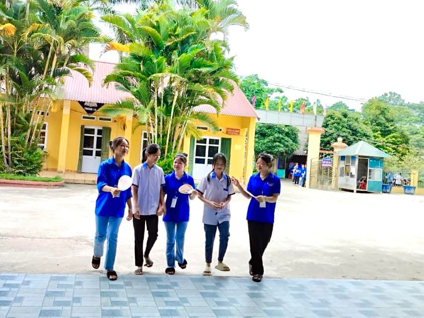 Tình nguyện viên hỗ trợ thí sinh.