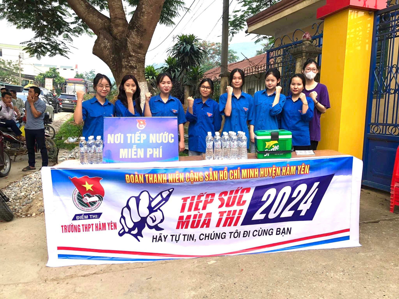 Đội hình 'Tiếp sức mùa thi' hỗ trợ thí sinh và người nhà tham gia kỳ thi lớp 10 THPT năm học 2024 - 2025.