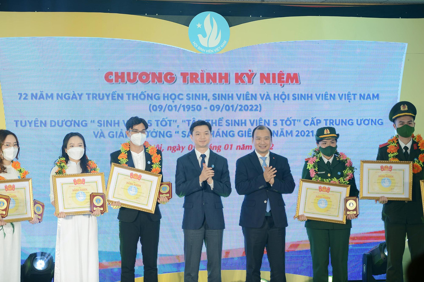 T.Ư Hội Sinh viên Việt Nam đã trao danh hiệu “Sinh viên 5 tốt” cho 291 cá nhân. T.Ư Hội Sinh viên Việt Nam đã trao danh hiệu “Sinh viên 5 tốt” cho 291 cá nhân.
