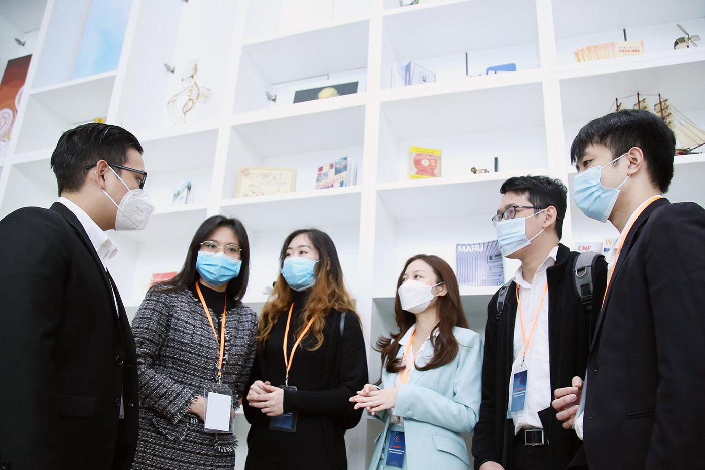 Diễn đàn có sự tham dự của 200 đại biểu trí thức trẻ trong và ngoài nước. Diễn đàn có sự tham dự của 200 đại biểu trí thức trẻ trong và ngoài nước.