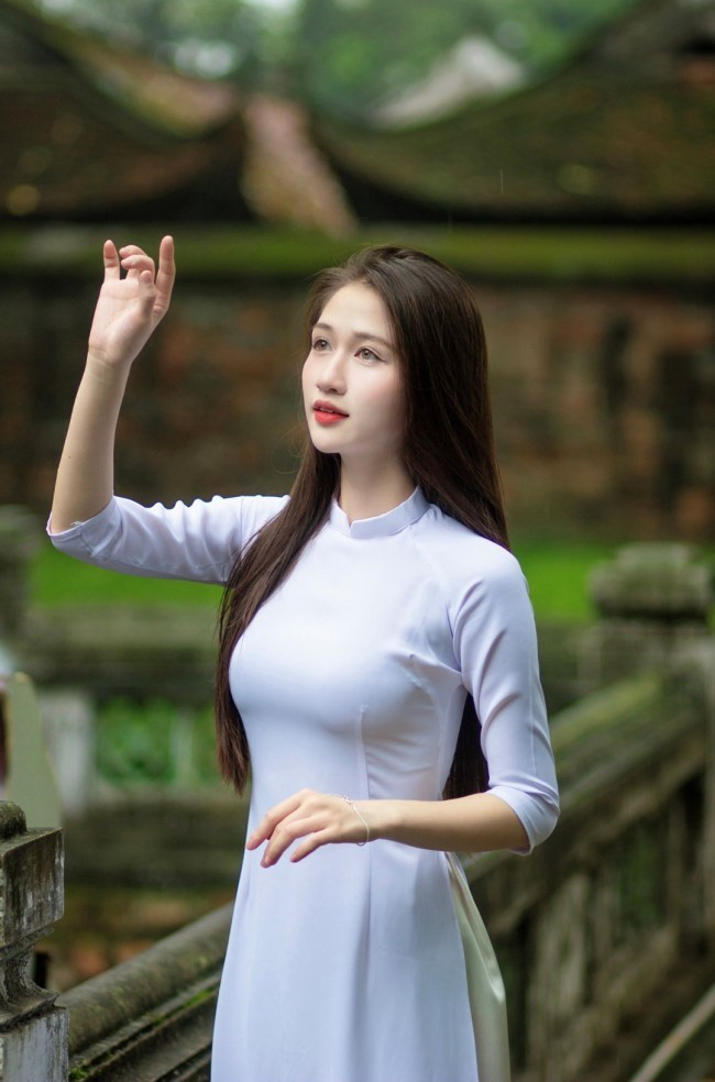 Nguyễn Thị Hằng (SN 2005, Hưng Yên) là sinh viên năm thứ nhất, ngành Ngôn ngữ Anh, khoa Du lịch và Ngoại ngữ, Học viện Nông nghiệp Việt Nam. Không chỉ là một người mẫu ảnh tự do, Hằng còn là gương mặt tích cực trong các hoạt động của Đoàn Thanh niên - Hội Sinh viên Học viện. Cô cũng đang tham gia Liên Chi hội Sinh viên khoa Du lịch và Ngoại ngữ, với mong muốn được cống hiến sức trẻ và sự nhiệt huyết của bản thân.