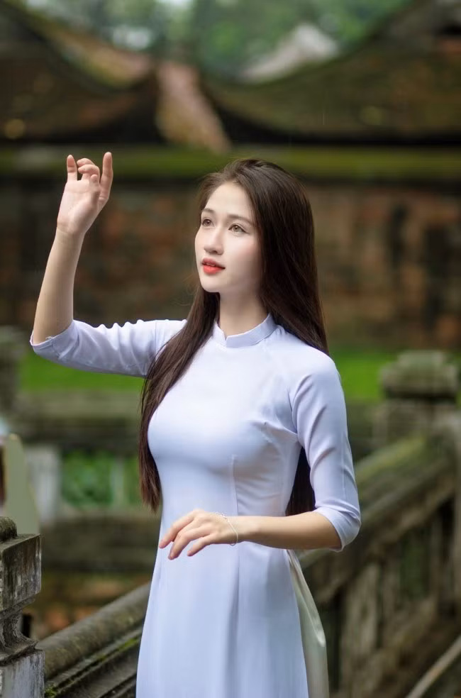 Nguyễn Thị Hằng (SN 2005, Hưng Yên) là sinh viên năm thứ nhất, ngành Ngôn ngữ Anh, khoa Du lịch và Ngoại ngữ, Học viện Nông nghiệp Việt Nam. Không chỉ là một người mẫu ảnh tự do, Hằng còn là gương mặt tích cực trong các hoạt động của Đoàn Thanh niên - Hội Sinh viên Học viện. Cô cũng đang tham gia Liên Chi hội Sinh viên khoa Du lịch và Ngoại ngữ, với mong muốn được cống hiến sức trẻ và sự nhiệt huyết của bản thân.