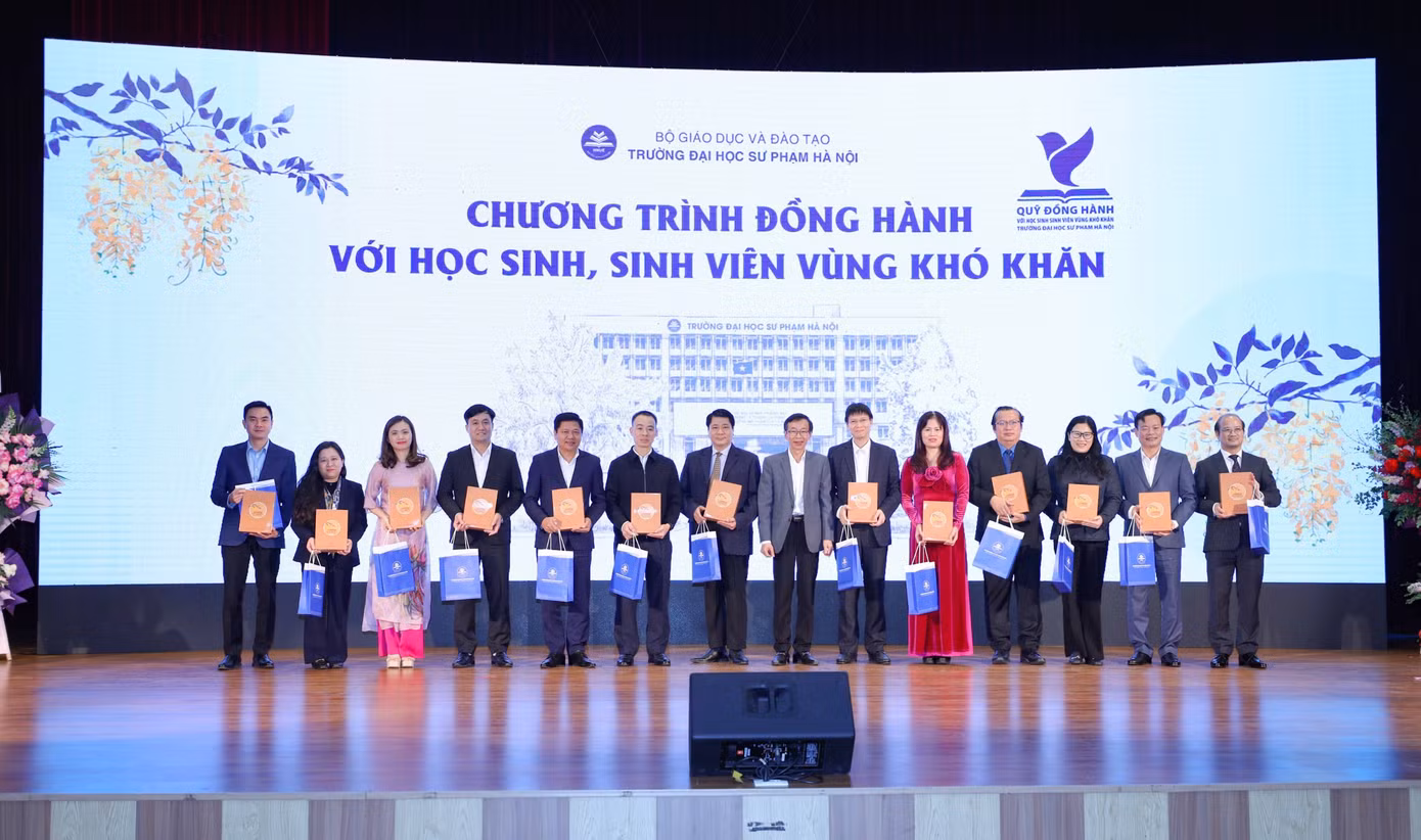 Các khách mời nhận sách tri ân tại chương trình.