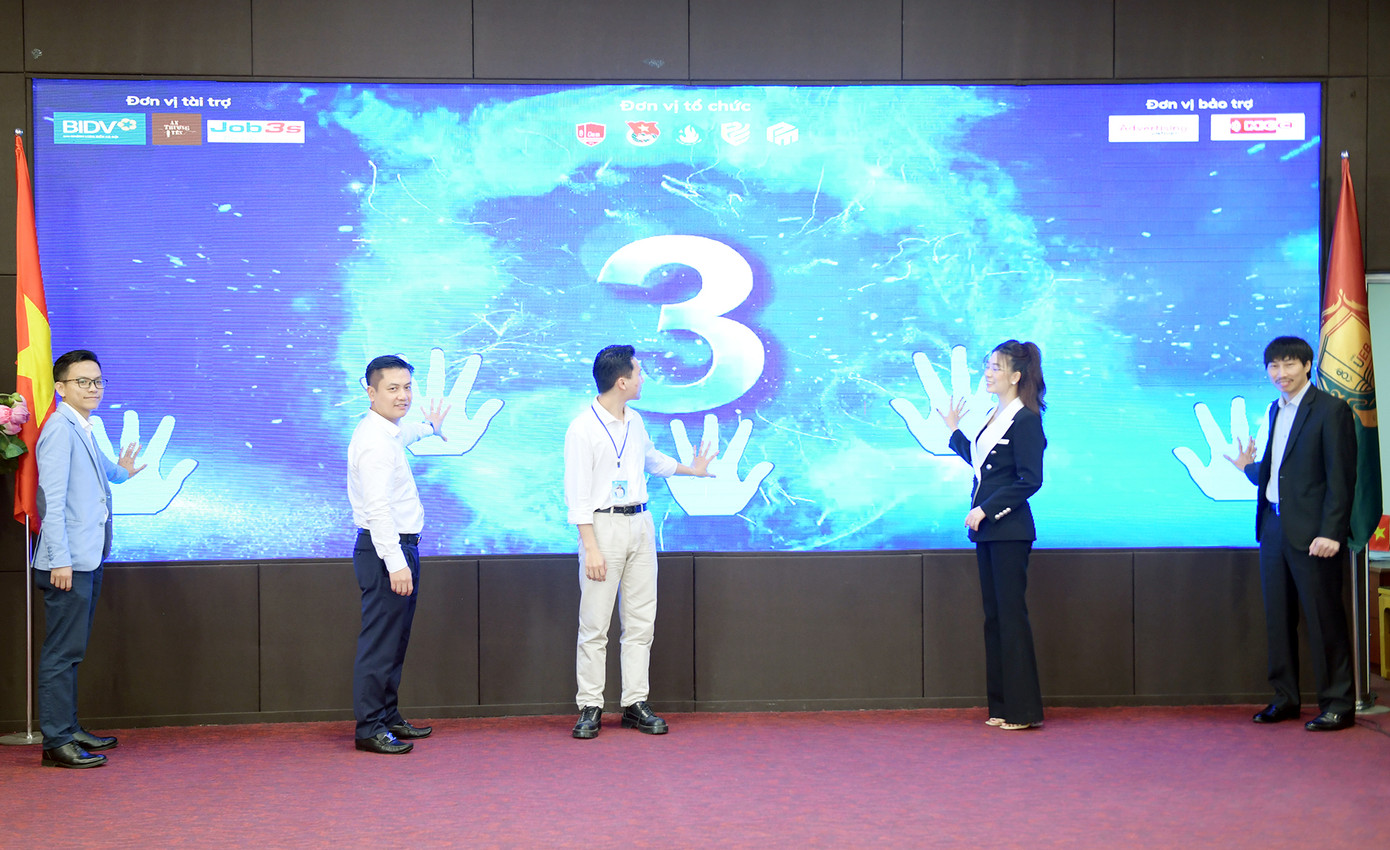 Chương trình được tổ chức bởi sinh viên khoa Kinh tế Chính trị, trường ĐH Kinh tế (ĐHQG Hà Nội).