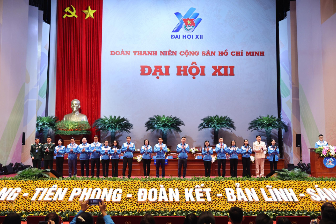 Đại hội tiến hành bầu Đoàn Chủ tịch, Đoàn Thư ký Đại hội, thông qua chương trình Đại hội. Đại hội tiến hành bầu Đoàn Chủ tịch, Đoàn Thư ký Đại hội, thông qua chương trình Đại hội.