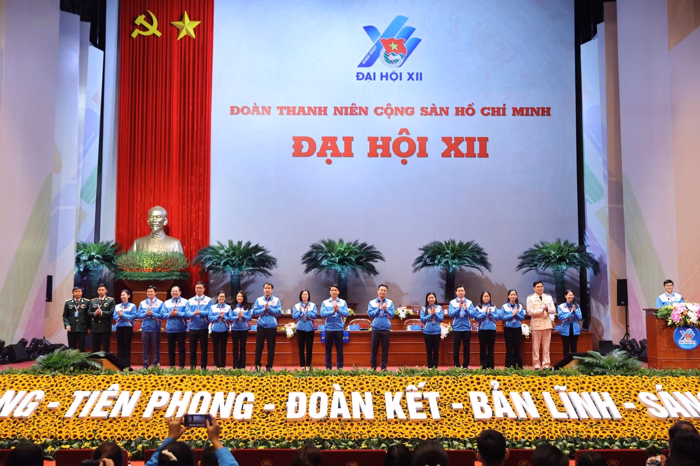 Đại hội tiến hành bầu Đoàn Chủ tịch, Đoàn Thư ký Đại hội, thông qua chương trình Đại hội. Đại hội tiến hành bầu Đoàn Chủ tịch, Đoàn Thư ký Đại hội, thông qua chương trình Đại hội.