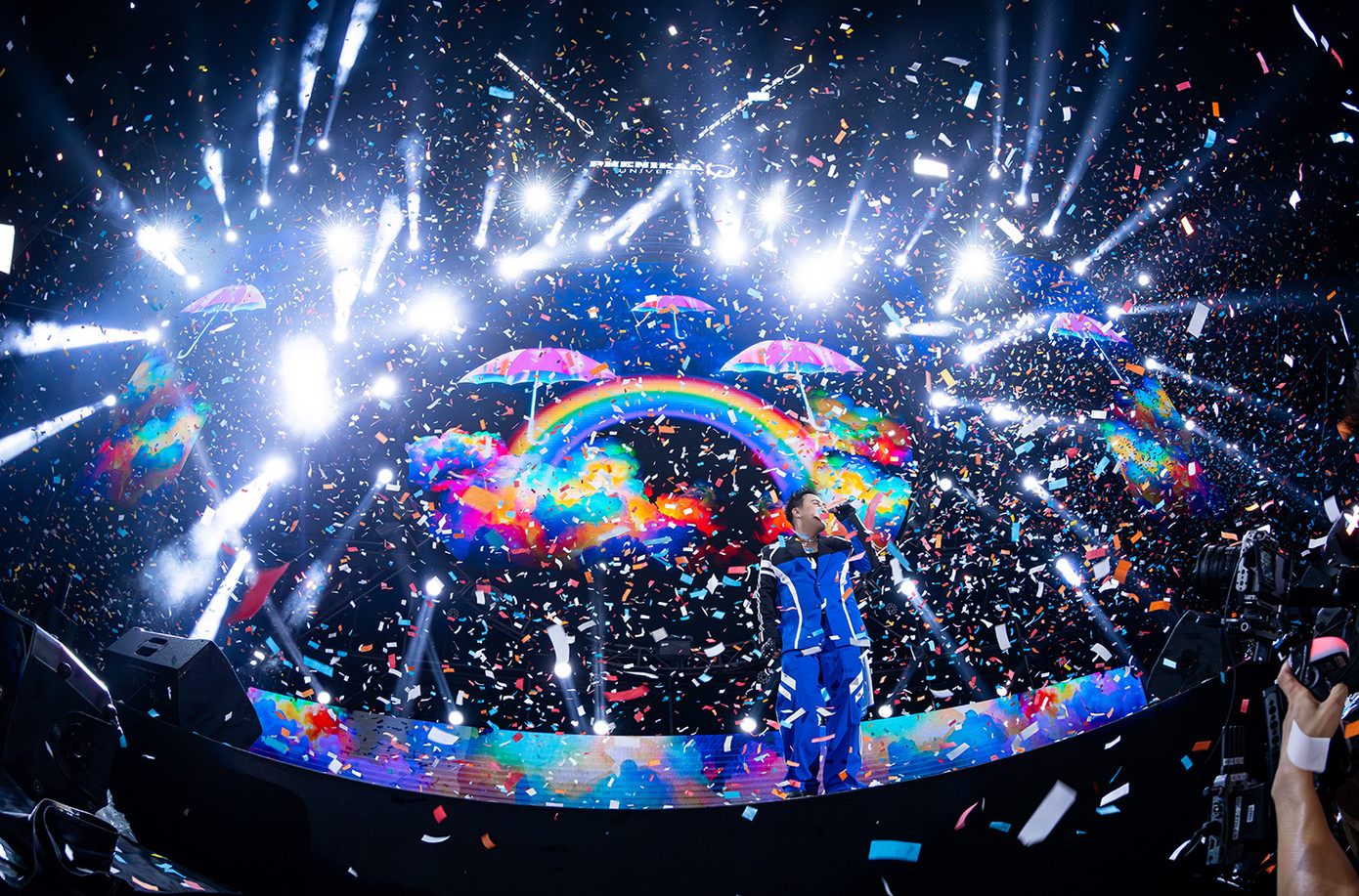 "Thánh mưa" Trung Quân làm dịu lại cảm xúc bằng những bản mashup lãng mạn tại COLORSTORM 2025.