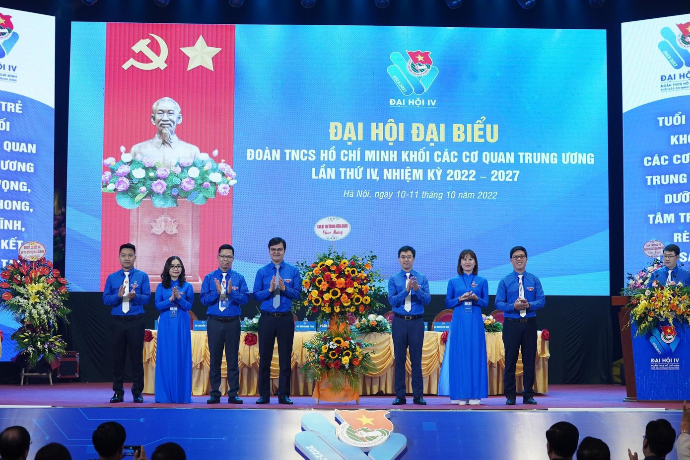 Bí thư thứ nhất T.Ư Đoàn Bùi Quang Huy tặng hoa chúc mừng Đại hội. Ảnh: NHƯ Ý Bí thư thứ nhất T.Ư Đoàn Bùi Quang Huy tặng hoa chúc mừng Đại hội. Ảnh: NHƯ Ý
