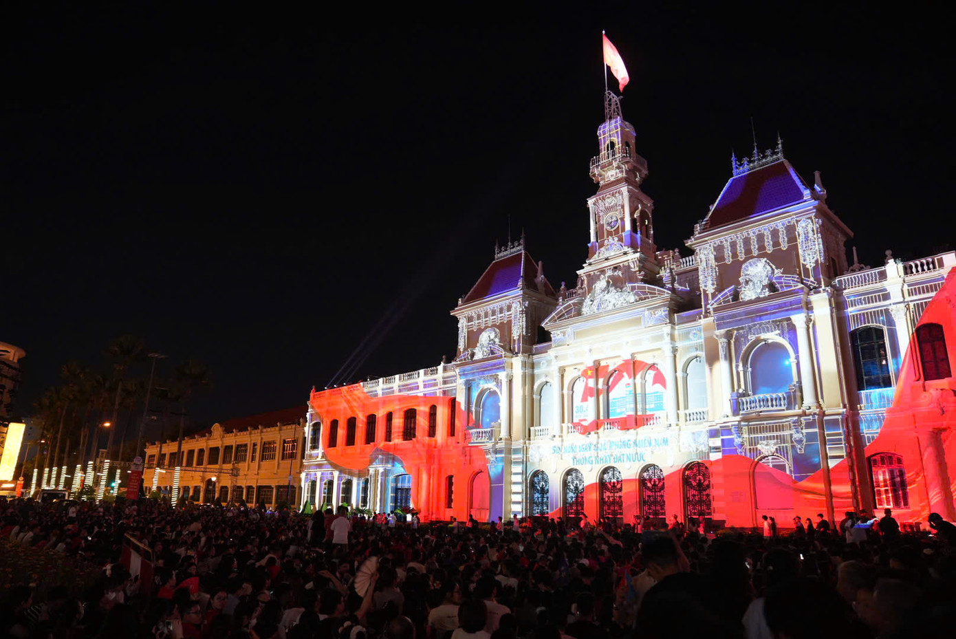 Tối 29/4, người dân đổ về trung tâm thành phô đón xem các chương trình nghệ thuật. Tối 29/4, người dân đổ về trung tâm thành phô đón xem các chương trình nghệ thuật.