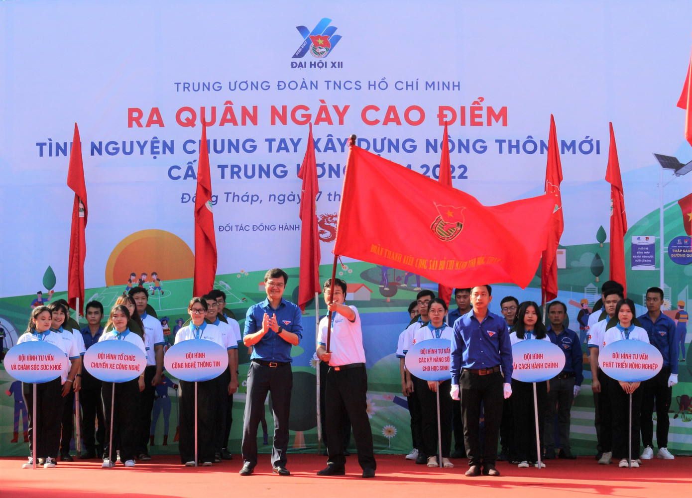 Anh Bùi Quang Huy - Uỷ viên Dự khuyết T.Ư Đảng, Bí thư thường trực T.Ư Đoàn trao cờ xuất quân cho đội trí thức trẻ chuyển giao tiến bộ kỹ thuật cho thanh niên và người dân tại Đồng Tháp.