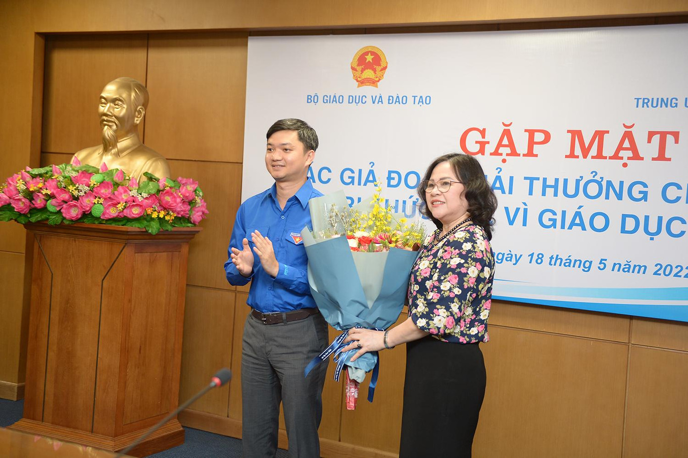 Bí thư T.Ư Đoàn, Chủ tịch T.Ư Hội Sinh viên Việt Nam Nguyễn Minh Triết, thay mặt Ban Tổ chức chương trình tặng hoa Thứ trưởng Bộ GD - ĐT Ngô Thị Minh.