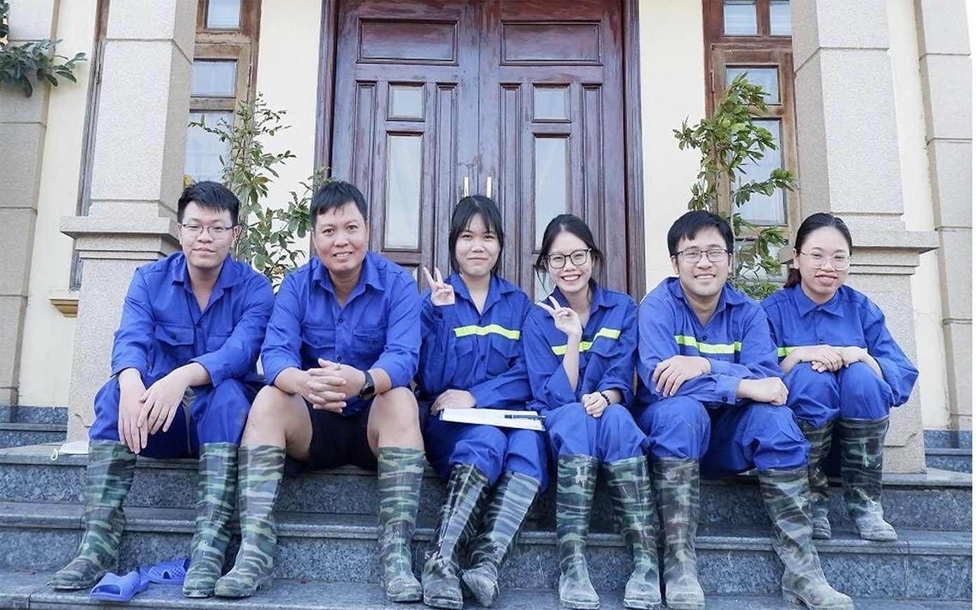 Cao Thị Thu Thuý (thứ ba, từ trái sang) cùng nhóm nghiên cứu đi thu mẫu tại trại lợn Quảng Ninh. Cao Thị Thu Thuý (thứ ba, từ trái sang) cùng nhóm nghiên cứu đi thu mẫu tại trại lợn Quảng Ninh.